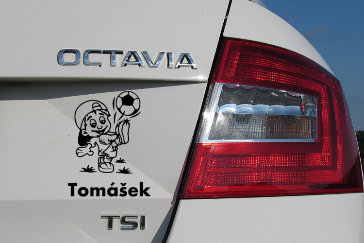 Samolepka kluk s míčem